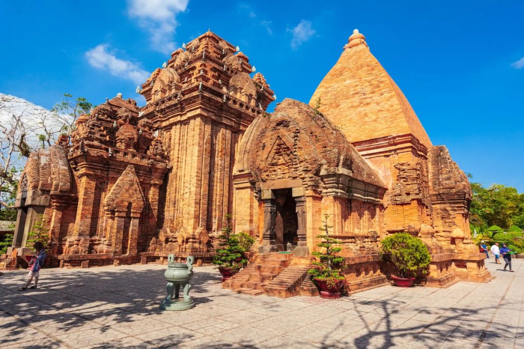 Bí ẩn xây dựng tháp bà Ponagar tồn tại hàng ngàn năm không mạch vữa
