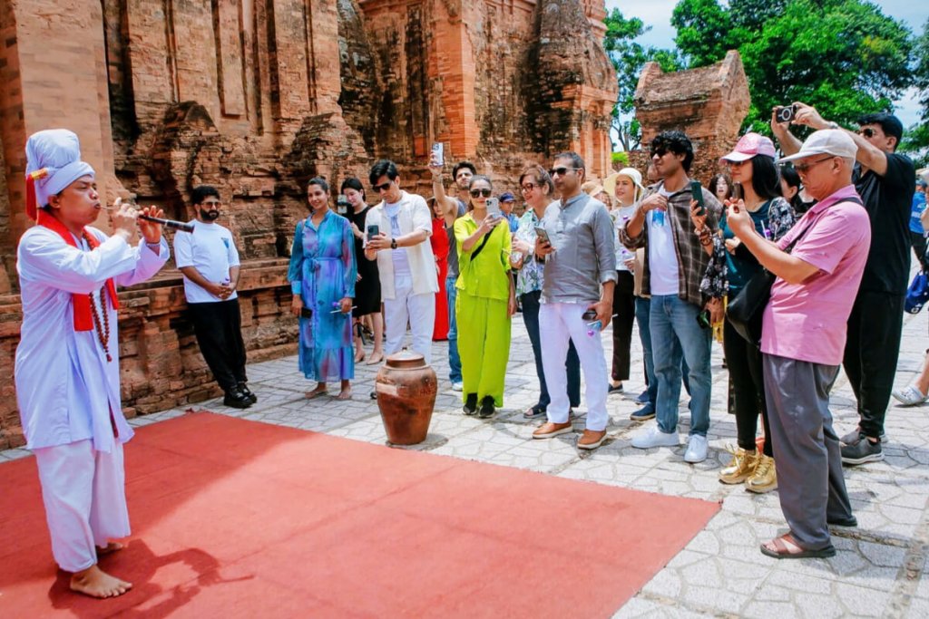 Du khách quốc tế tham quan Tháp Bà Ponagar