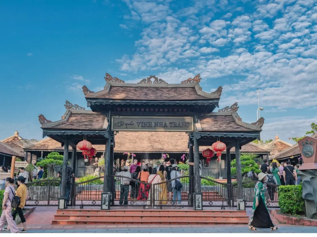 Tham quan kiến trúc xưa của hội quán vịnh Nha Trang khi đến Hòn Chồng
