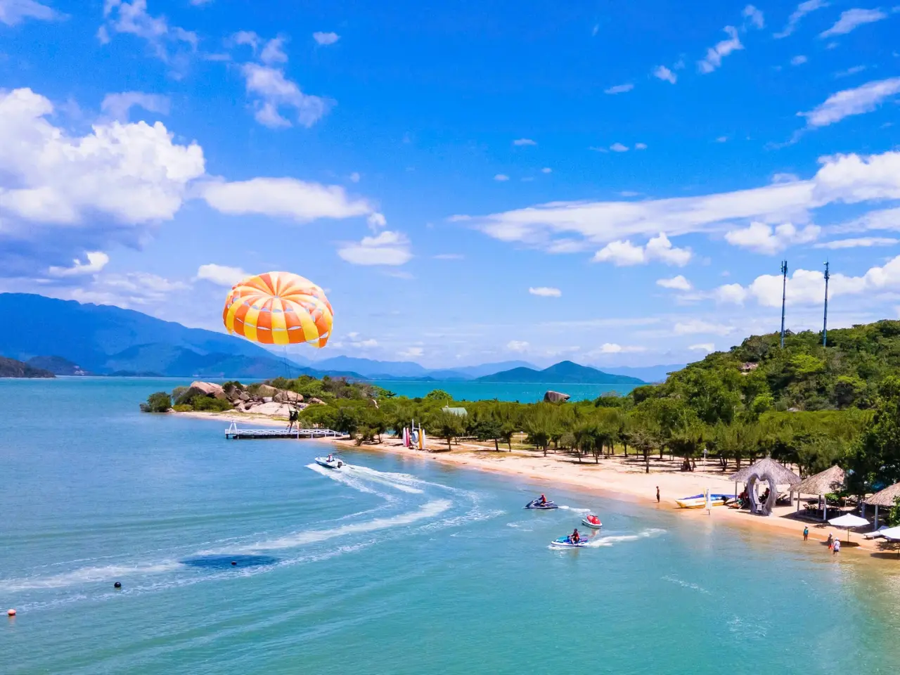 Giải trí tại đảo Hoa Lan qua vui chơi cano kéo dù