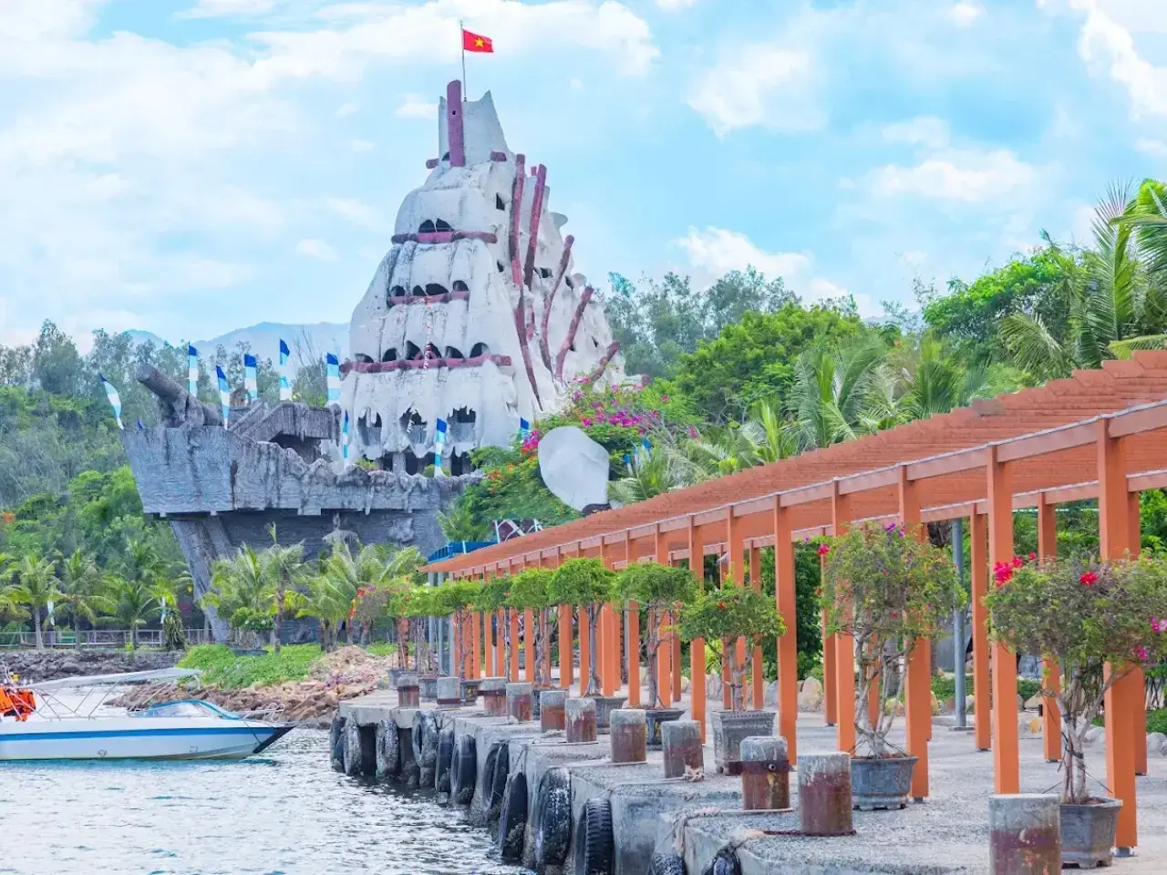 Hồ cá Trí Nguyên Bãi Tranh Nha Trang